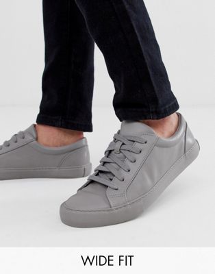 ASOS DESIGN - Sneakers met brede pasvorm in grijs