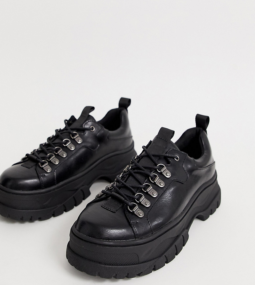 ASOS DESIGN - Sneakers met brede pasvorm van imitatieleer in zwart met dikke zool