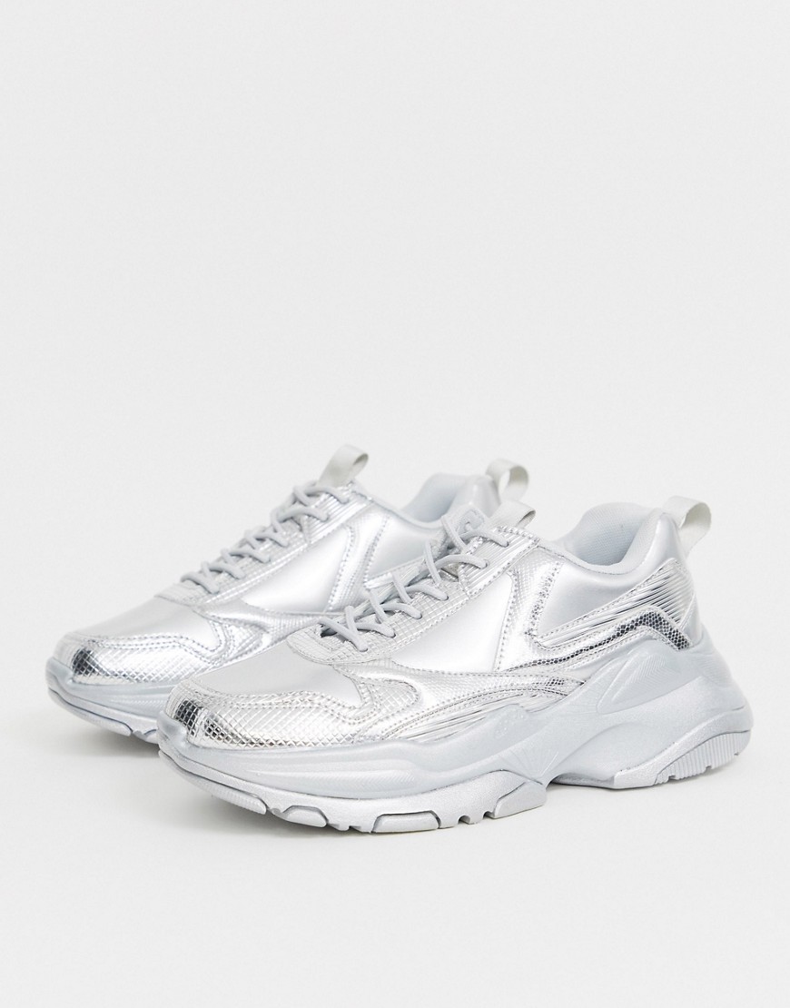 ASOS DESIGN - Sneakers met dikke zool in metallic zilver