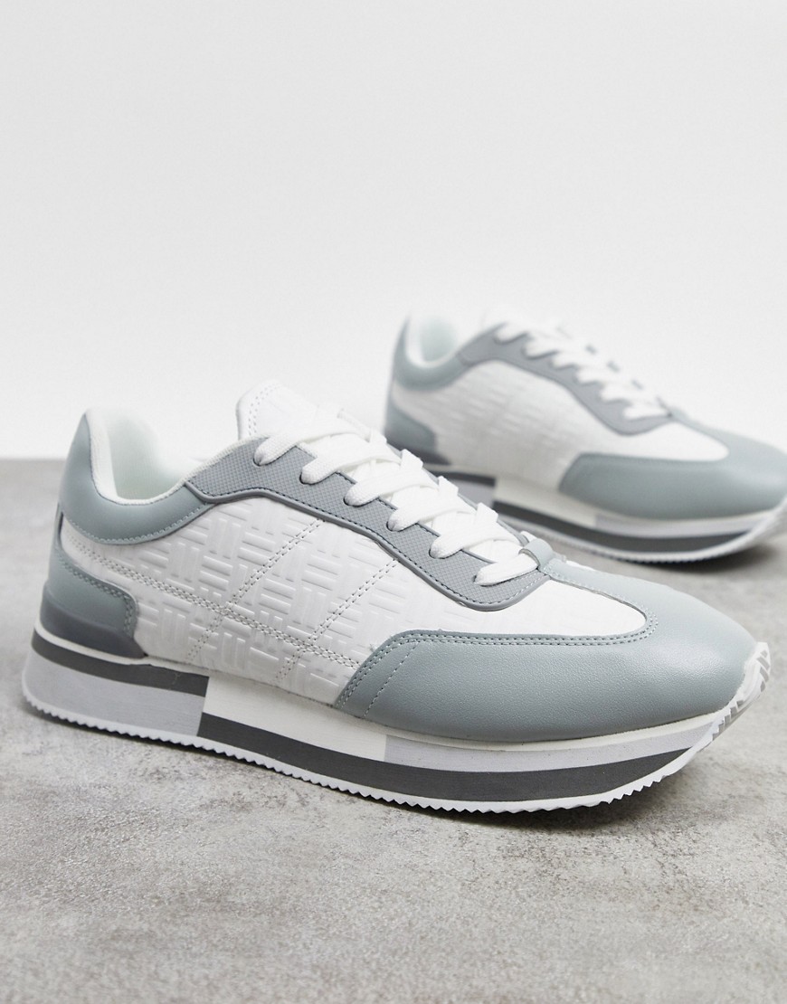 ASOS DESIGN - Sneakers met reliëf in wit en grijs