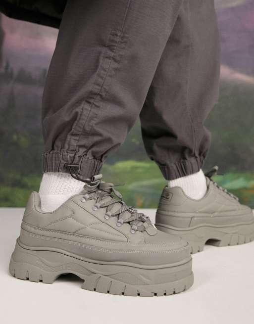 ASOS DESIGN - Sneakers met tech details en een dikke zool in grijs