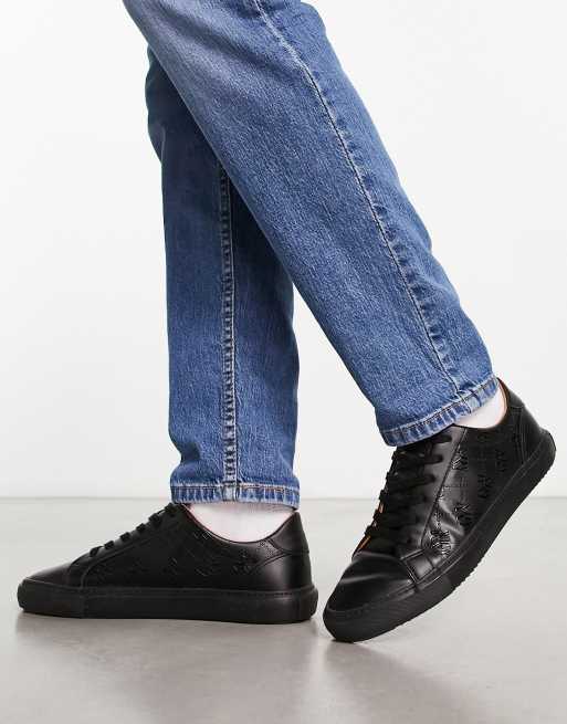 ASOS DESIGN - Sneakers met veters en monogramprint in glanzend zwart
