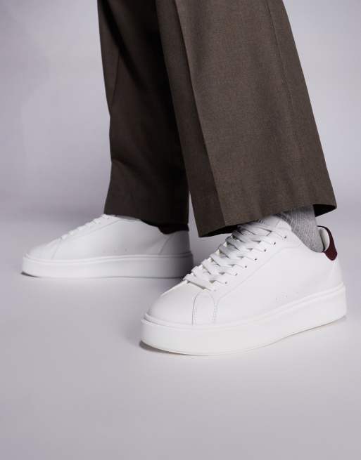 ASOS DESIGN - Sneakers met veters in wit met detail in bordeauxrood, 2 van 5