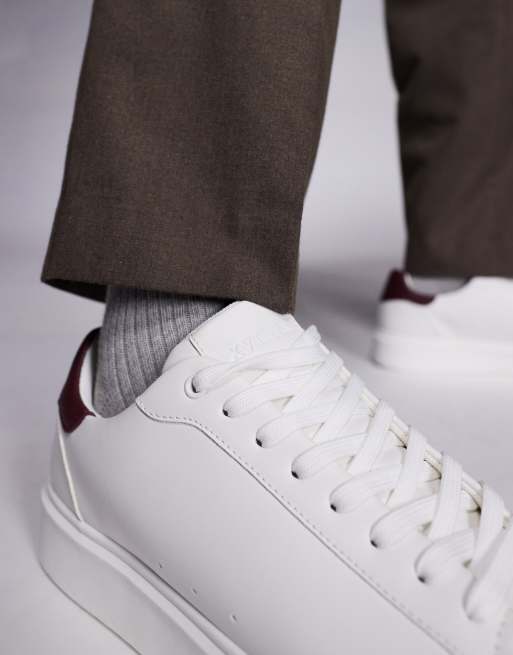ASOS DESIGN - Sneakers met veters in wit met detail in bordeauxrood, 3 van 5
