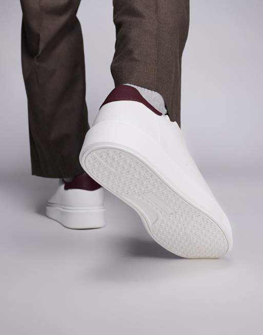 ASOS DESIGN - Sneakers met veters in wit met detail in bordeauxrood, 4 van 5