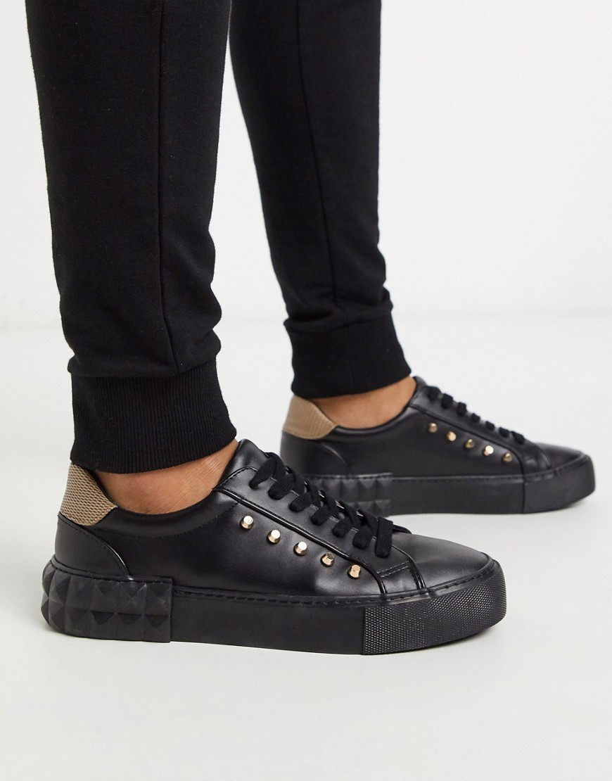 ASOS DESIGN - Sneakers nere con suola a losanghe in rilievo e borchie-Nero