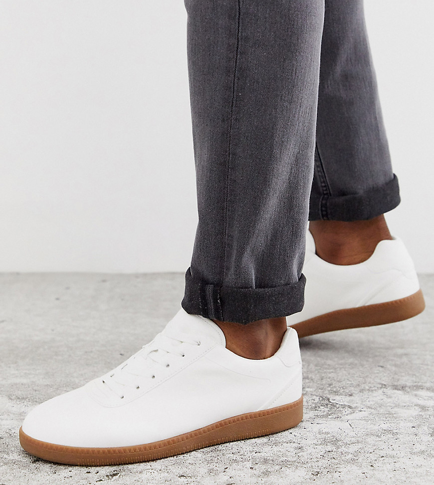 ASOS DESIGN - Sneakers stringate a pianta larga in ecopelle scamosciata bianche con suola in gomma-Bianco