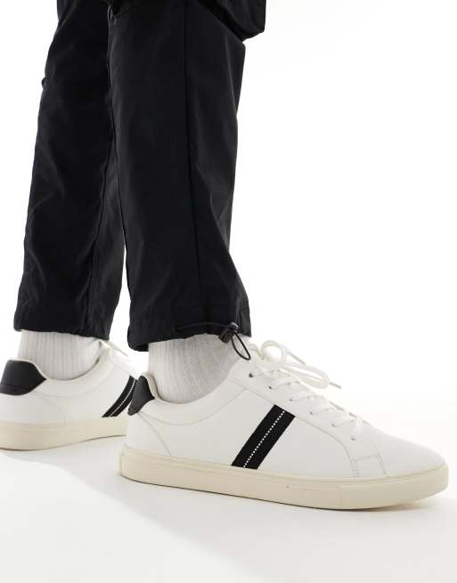 ASOS DESIGN - Sneakers stringate bianche con badge nero