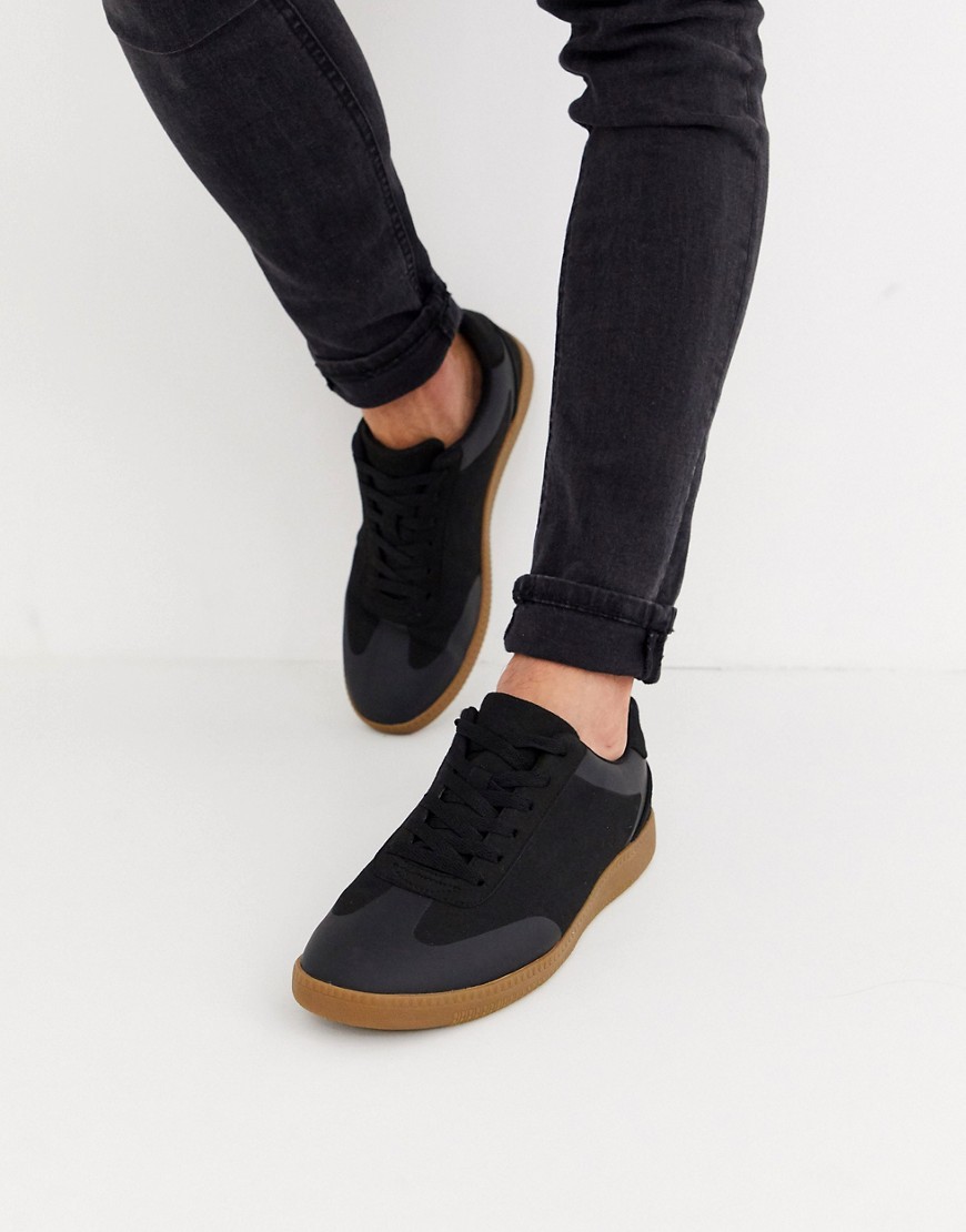 ASOS DESIGN - Sneakers stringate in camoscio sintetico nero con suola in gomma
