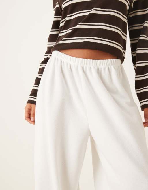 ASOS DESIGN – Śnieżnobiałe bardzo miękkie spodnie z balonowymi nogawkami, 2 z 5