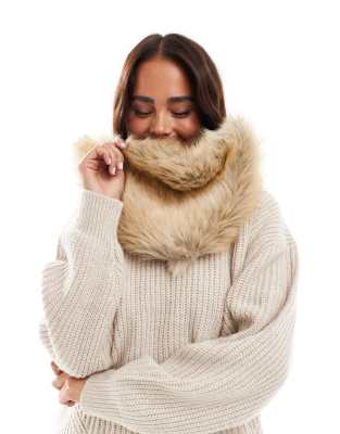 snood in faux fur-White