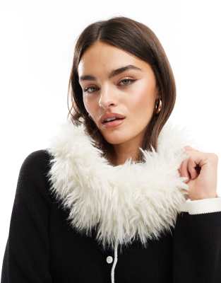 snood with long faux fur in white