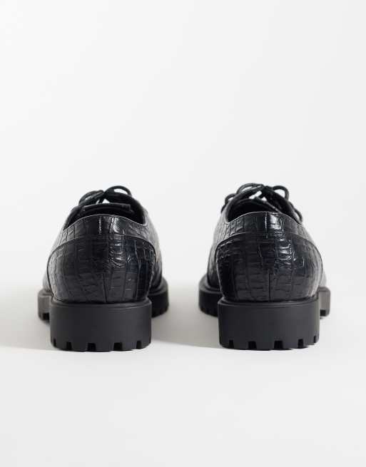 ASOS DESIGN snörskor med aprontå i svart krokopräglad look, 4 av 5