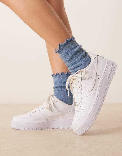 ASOS DESIGN – Socken aus Häkelstrick in Staubblau mit Rüschensaum