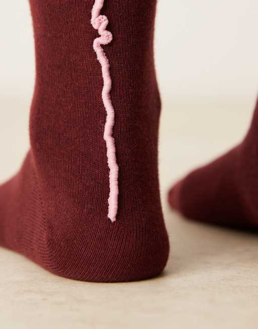 ASOS DESIGN – Socken in Burgunderrot und Rosa mit welliger Ziernaht, 2 von 3