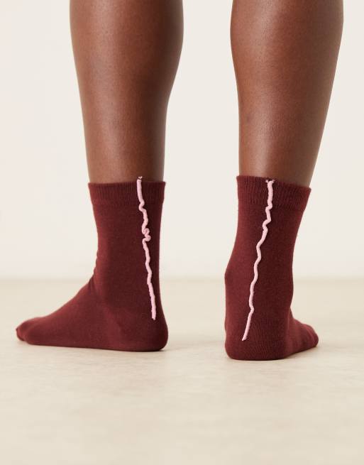 ASOS DESIGN – Socken in Burgunderrot und Rosa mit welliger Ziernaht, 3 von 3