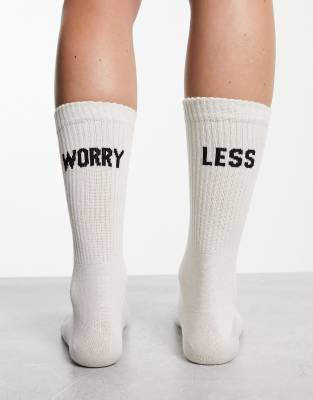 ASOS DESIGN - Socken in gebrochenem Weiß mit „Worry Less"-Slogan