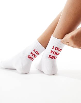 ASOS DESIGN - Socken in Weiß mit „Love Your Self"-Schriftzug