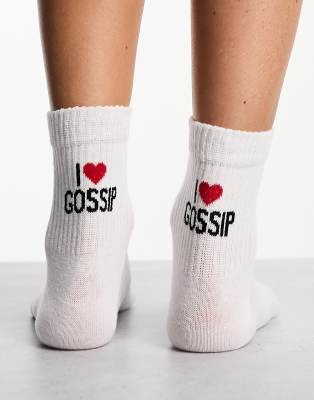 ASOS DESIGN - Socken in Wollweiß mit „I Love Gossip"-Slogan