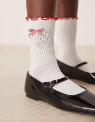 ASOS DESIGN - Socken mit Vichy-Karos, Gingham-Schleife und Rüschenrand-Weiß