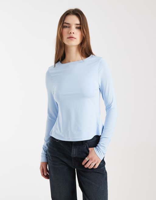 ASOS DESIGN - Soepele top met lange mouwen en open achterkant in lichtblauw, 2 van 4