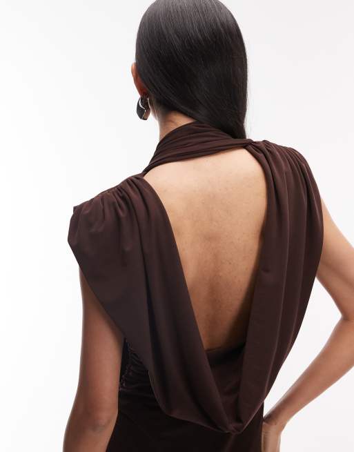 ASOS DESIGN - Soepelvallende maxi jurk met sjaal, schouder en gedrapeerde achterkant in chocoladebruin, 2 van 4
