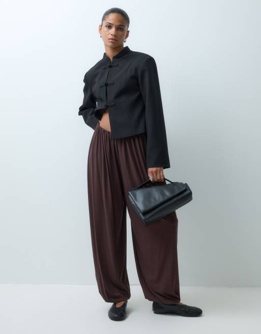 ASOS DESIGN soepelvallende oversized jersey ballonbroek in donkerbruin, 2 van 5
