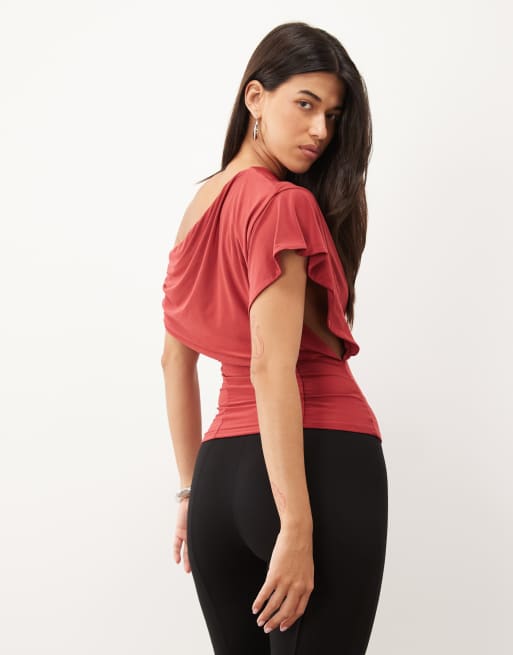 ASOS DESIGN soepelvallende top met blote schouder in kersenkleur, 4 van 4