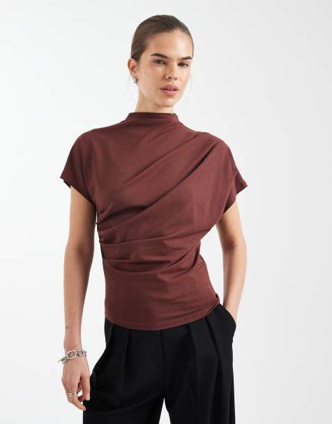 ASOS DESIGN - Soepelvallende top met gedraaide schouder in chocoladebruin - view 1