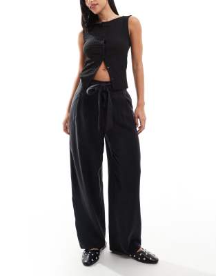 soft belted cropped pants in black