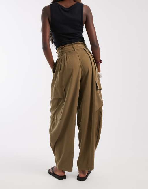 ASOS DESIGN soft cargo balloon trousers with belt in olive, 4 of 5