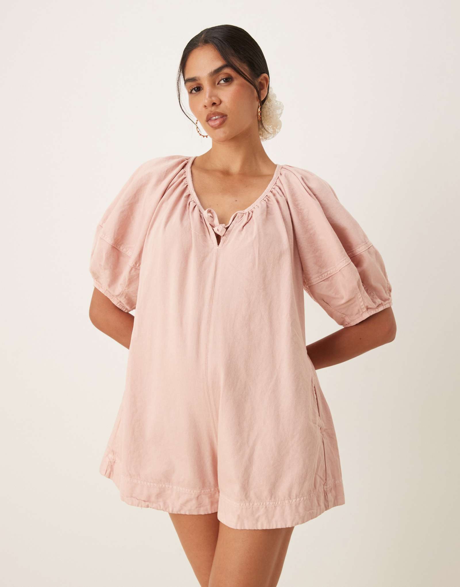 Дизайнерский комбинезон из мягкой джинсовой ткани ASOS с рукавами-баллонами розового цвета