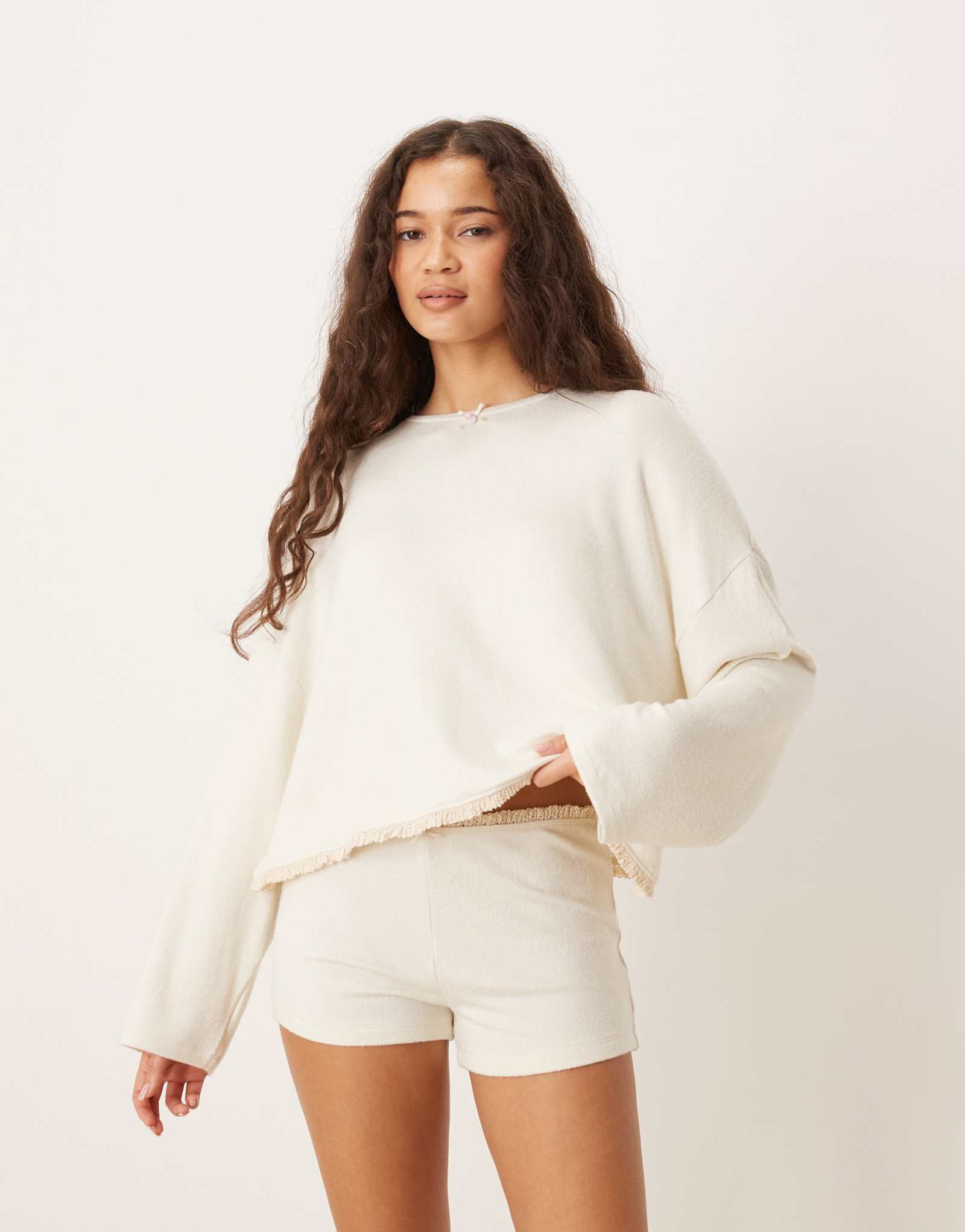 Дизайнерские пижамные шорты для мальчиков из мягкого джерси ASOS кремового цвета с цветочной отделкой