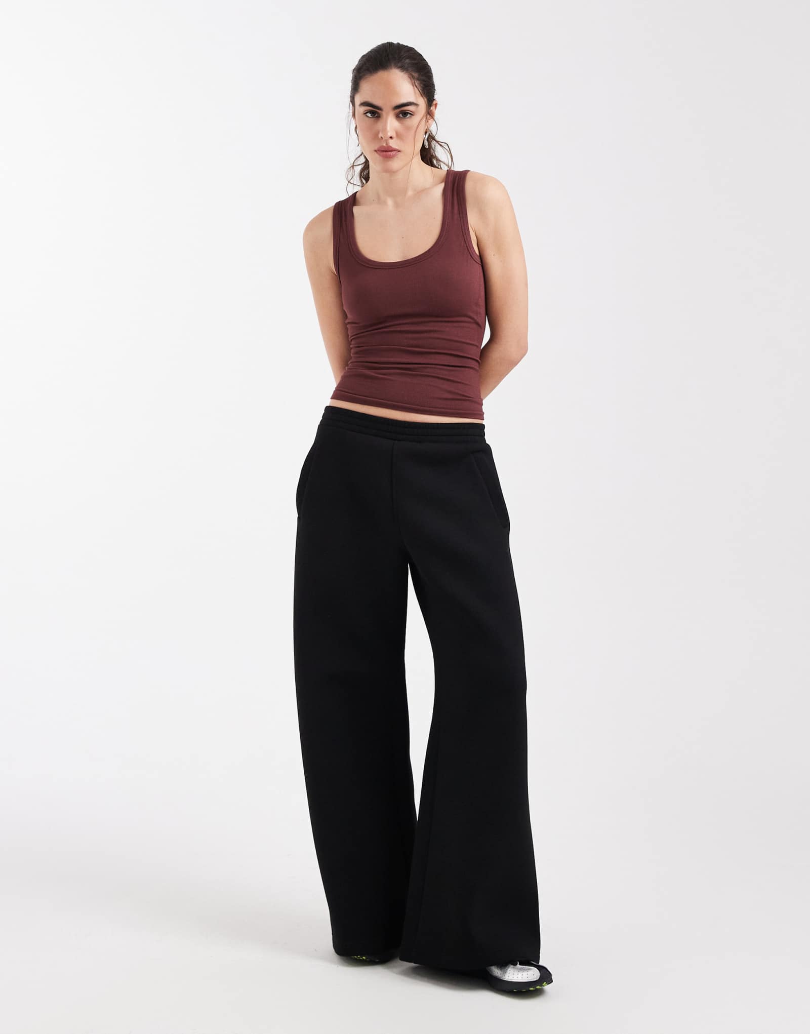 ДИЗАЙНЕРСКАЯ двухслойная майка ASOS с круглым вырезом в виде мягких ребер шоколадного цвета