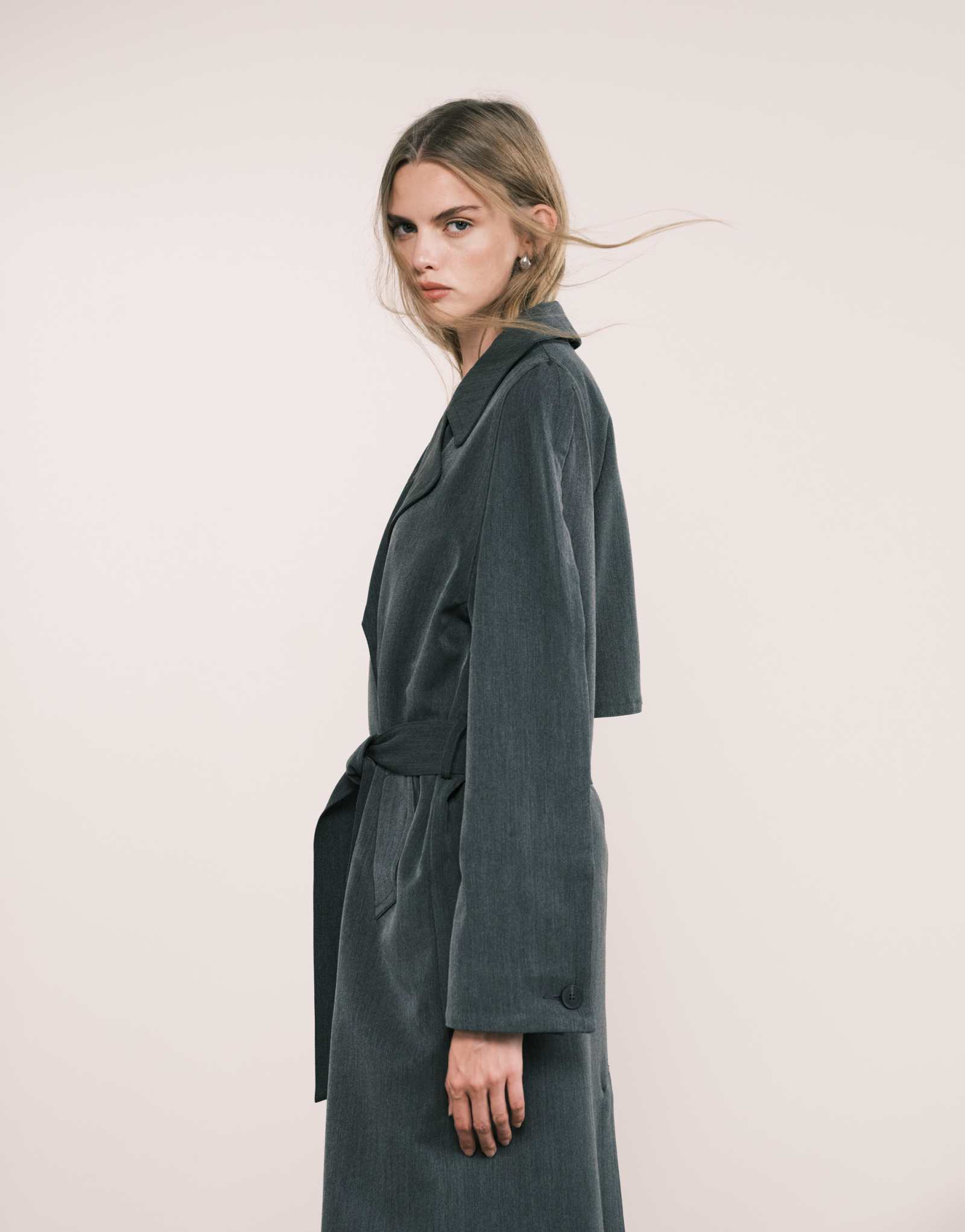  Мягкий приталенный тренчкот ASOS DESIGN темно-серого цвета