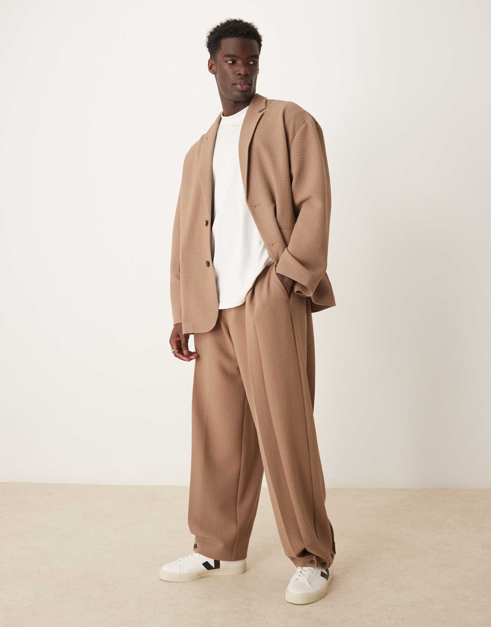 Мягкие широкие костюмные брюки ASOS DESIGN, сшитые на заказ в коричневую полоску seersucker