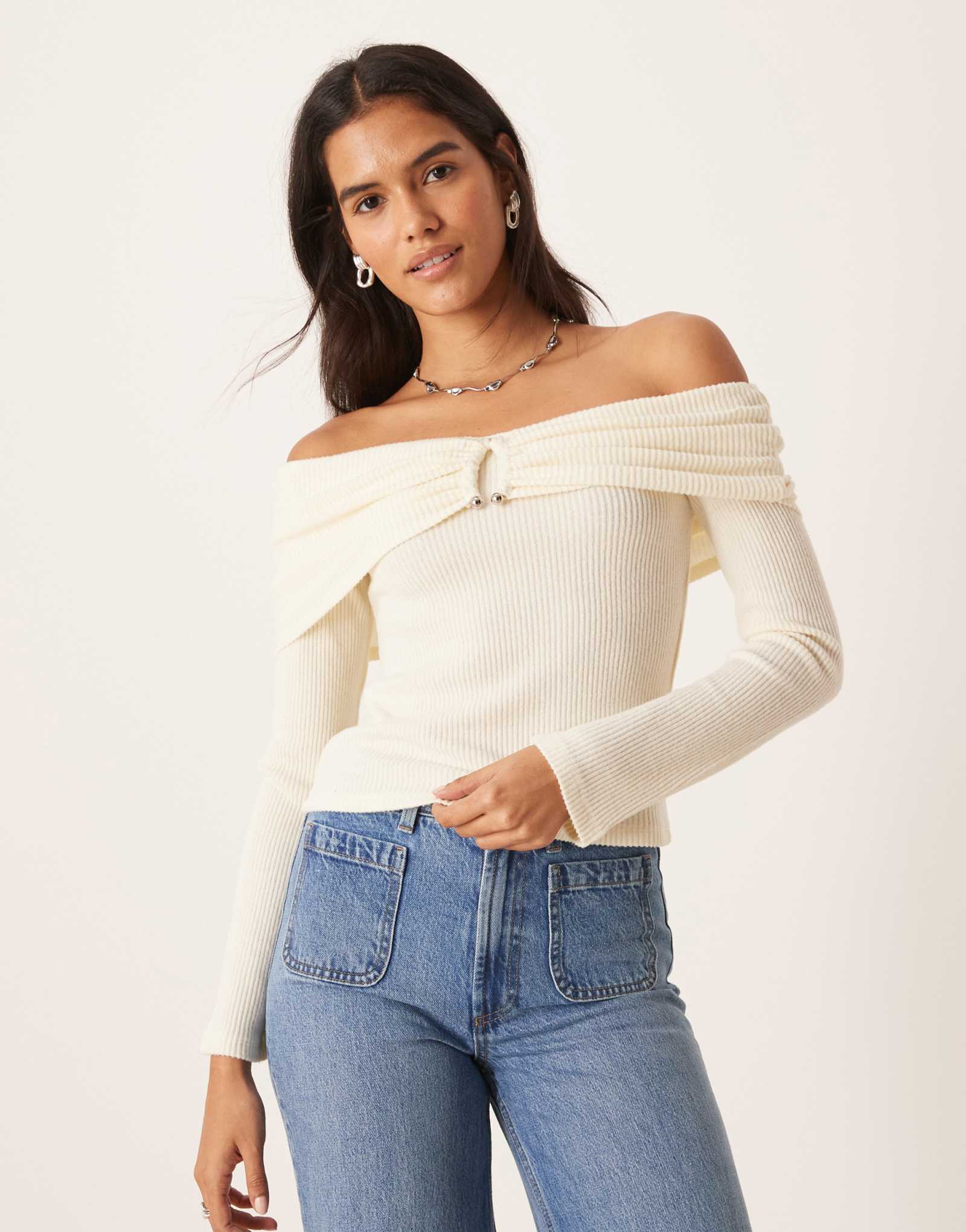 Свитер с открытыми плечами от ASOS DESIGN с мягкой на ощупь матовой фурнитурой в виде ребер