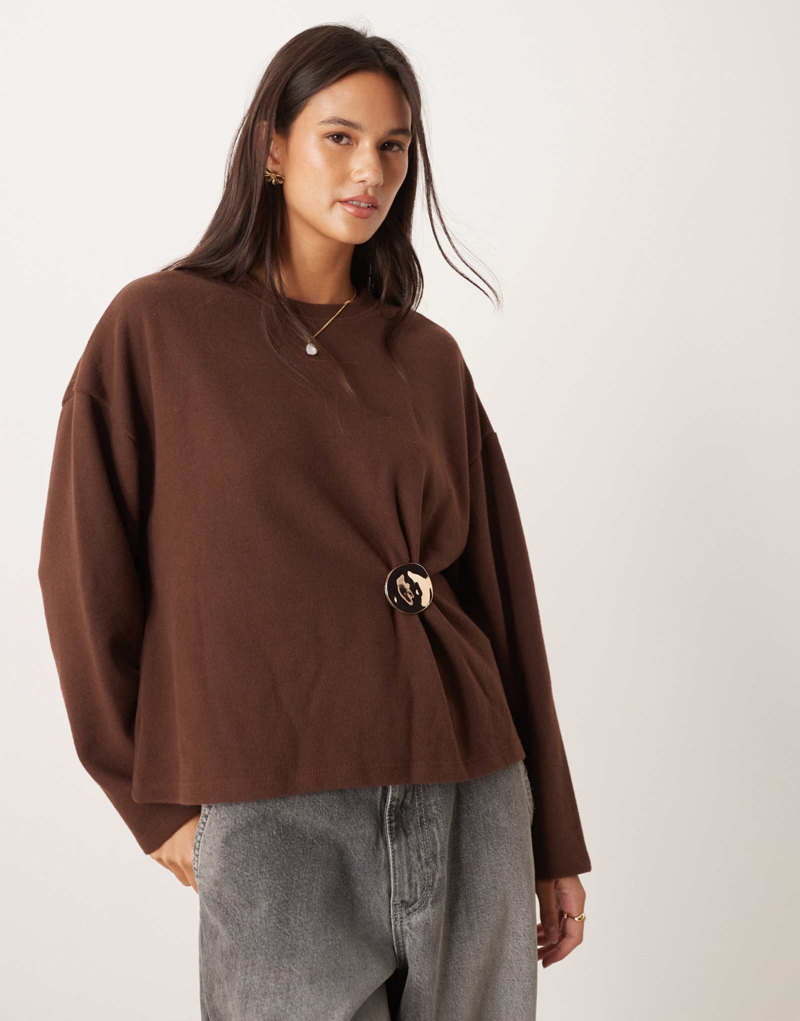 Свитер с мягкой на ощупь фурнитурой ASOS DESIGN цвета темного шоколада