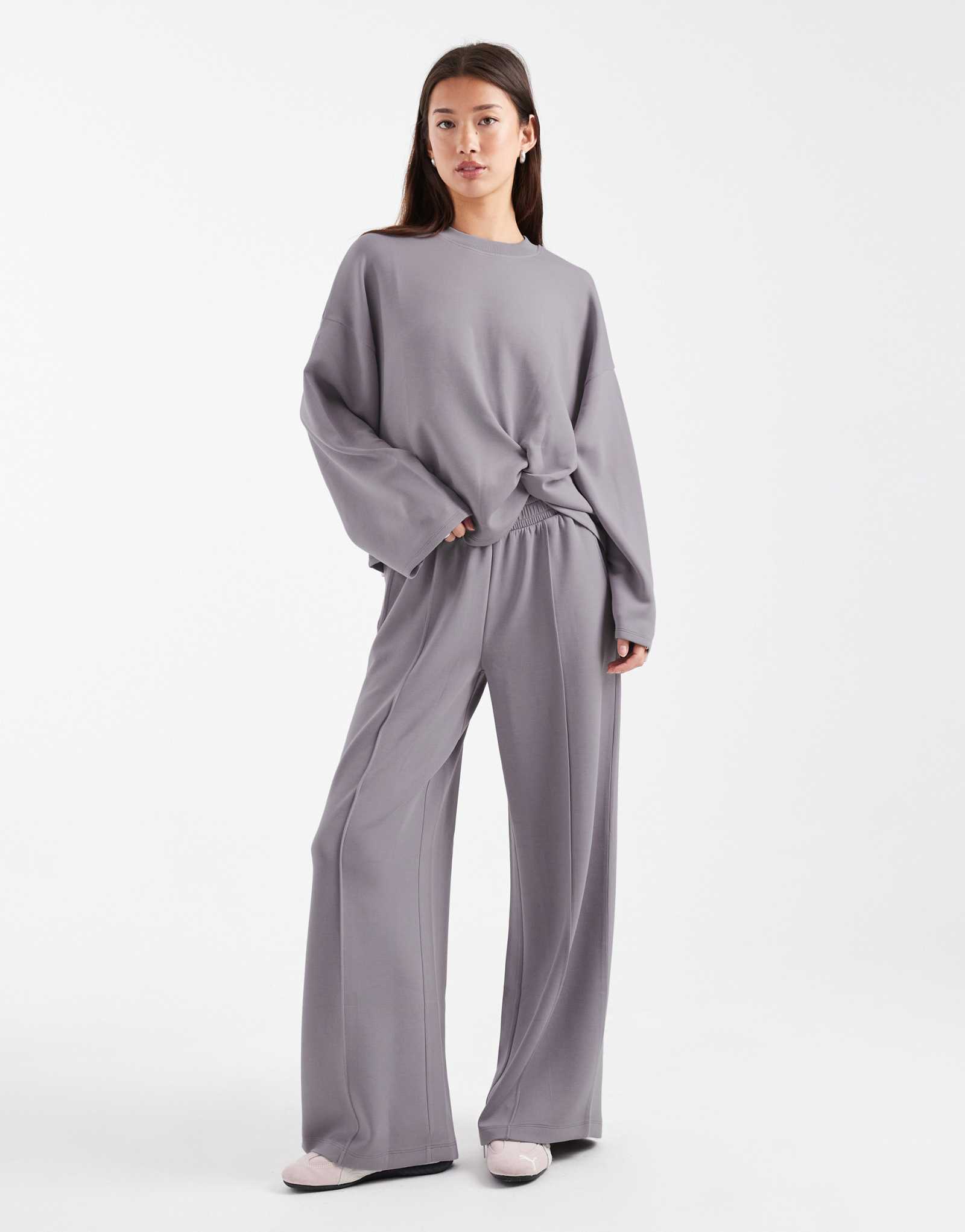 Широкие спортивные брюки ASOS DESIGN из мягкого на ощупь купро серого цвета