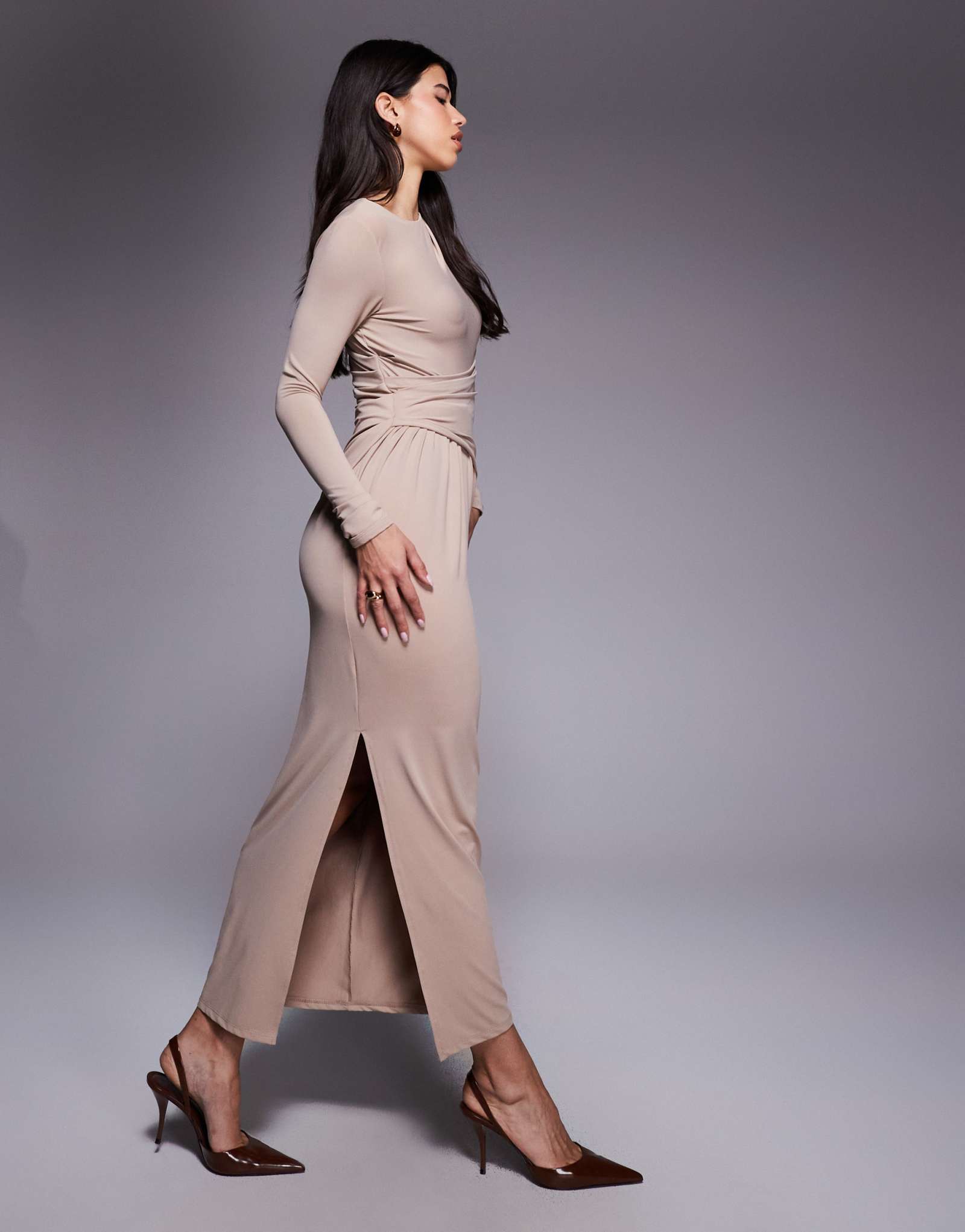 Макси-платье с драпировкой и длинными рукавами цвета капучино от ASOS DESIGN soft touch