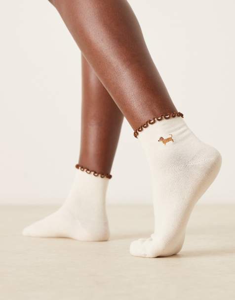 ASOS DESIGN - Sokken met geborduurde teckel en ruches in crème - view 1