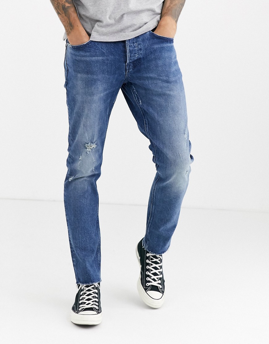 ASOS DESIGN - solide smalle 'american classic' jeans i mid wash blå med slidtage og rå kant