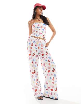 ASOS DESIGN – Sommarmatsmönstrat, strukturerat set med bandeau-topp och byxor med vida ben - view 1