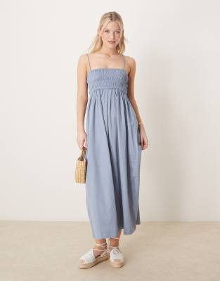 ASOS DESIGN - Sommerkleid in Maxilänge aus Baumwollsatin in Jeansblau mit gesmokter Brustpartie