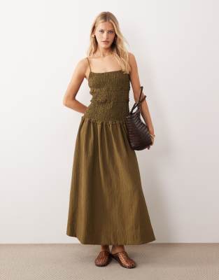 ASOS DESIGN - Sommerkleid in Maxilänge in Olivgrün mit Knitterstruktur und gesmokter tiefer Taille