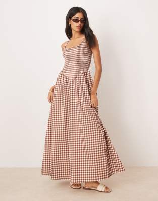 ASOS DESIGN - Sommerkleid in Maxilänge in Schokobraun mit Vichykaro, Knitterstruktur, U-Ausschnitt und überkreuzten Rück...