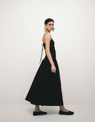 ASOS DESIGN - Sommerkleid in Maxilänge in Schwarz mit Knitterstruktur und gesmokter tiefer Taille