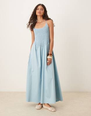 ASOS DESIGN - Sommerkleid in Maxilänge in Stahlblau mit Knitterstruktur, hinten überkreuzten Trägern und U-Ausschnitt