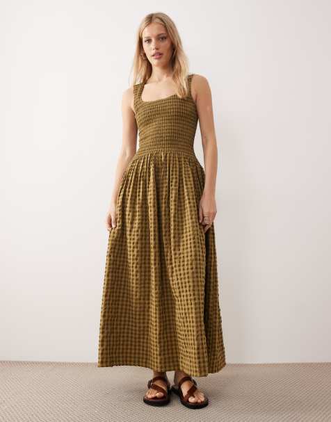 ASOS DESIGN – Sommerkleid in Maxilänge mit Knitterstruktur, U-Ausschnitt, gesmokter Taille und farblich abgestimmtem Vichy-Karo in Olivgrün - view 1