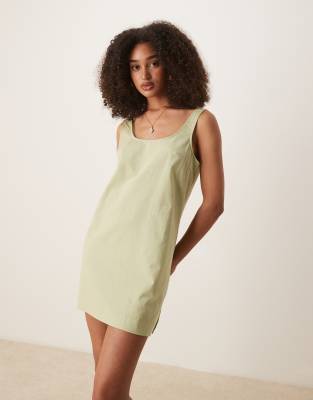 ASOS DESIGN - Sommerkleid in Minilänge aus Baumwoll-Leinen in Salbeigrün mit U-Ausschnitt-Weiß